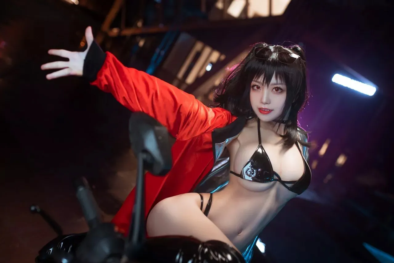 水淼Aqua Hóa Thân Thành Taihou (Azur Lane) Khiến Fan Không Thể Rời Mắt