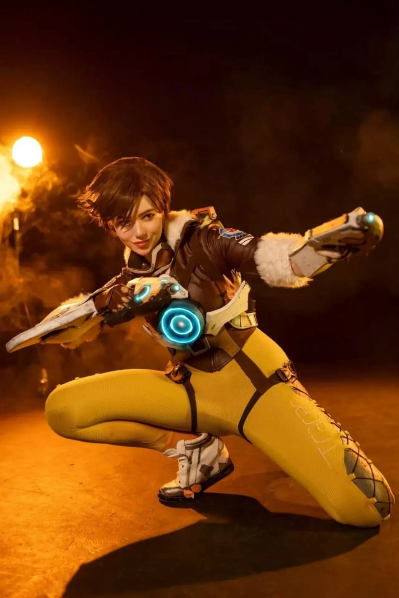 Bùng nổ nhan sắc cùng Alina Becker trong bộ ảnh cosplay Tracer Overwatch siêu cuốn hút