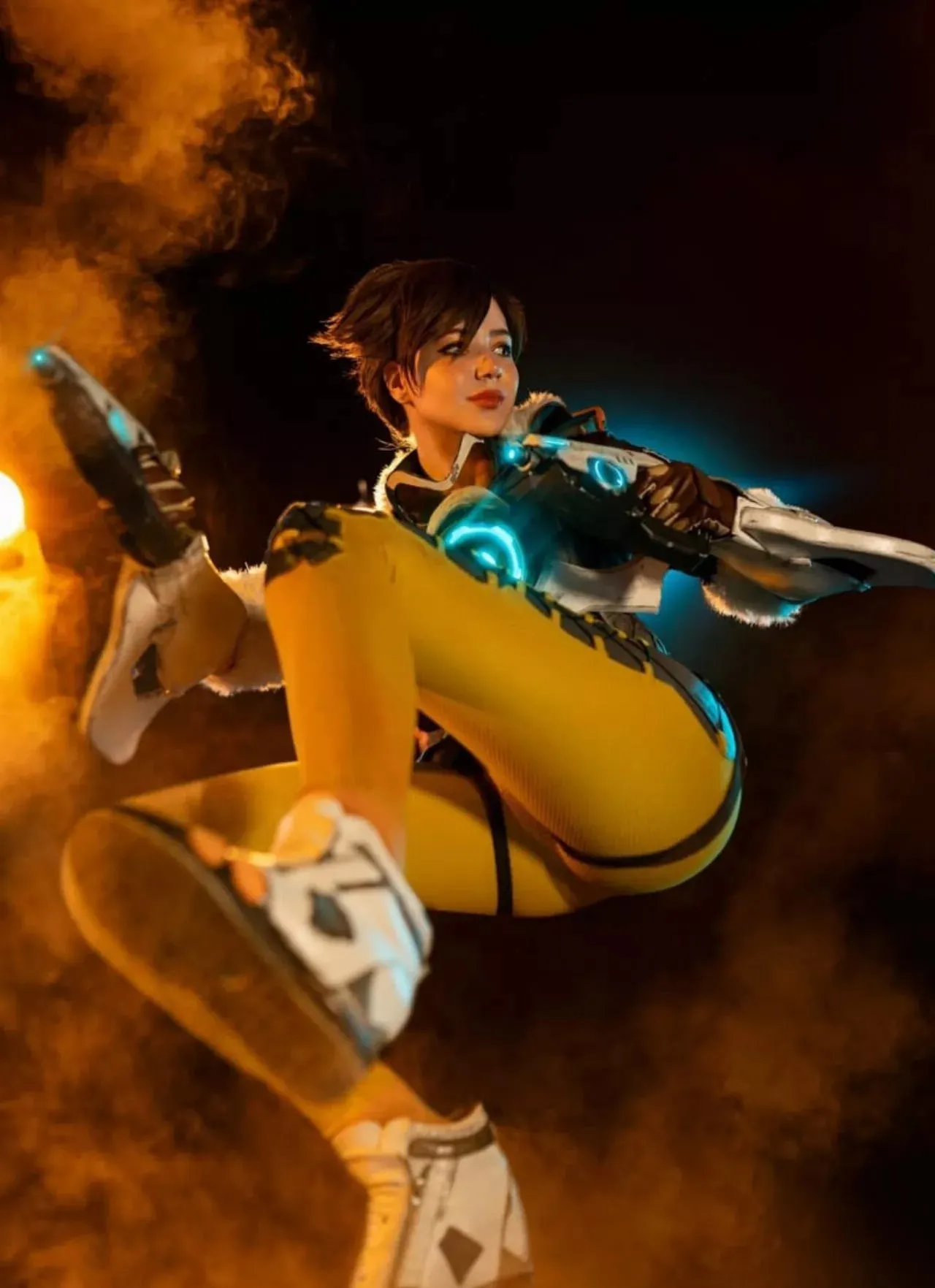 Bùng nổ nhan sắc cùng Alina Becker trong bộ ảnh cosplay Tracer Overwatch siêu cuốn hút
