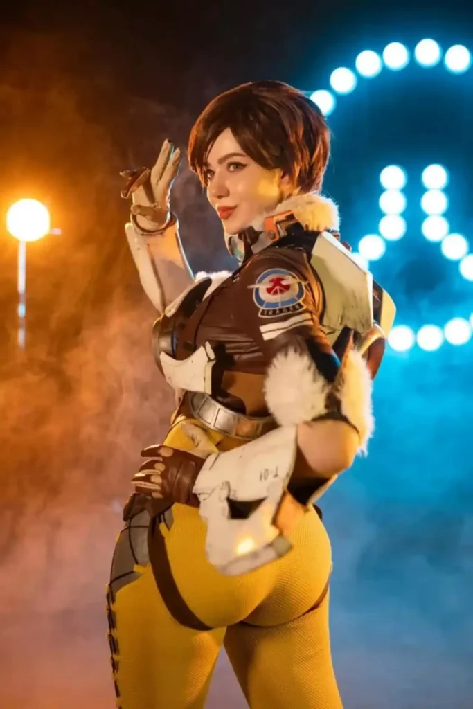 Bùng nổ nhan sắc cùng Alina Becker trong bộ ảnh cosplay Tracer Overwatch siêu cuốn hút