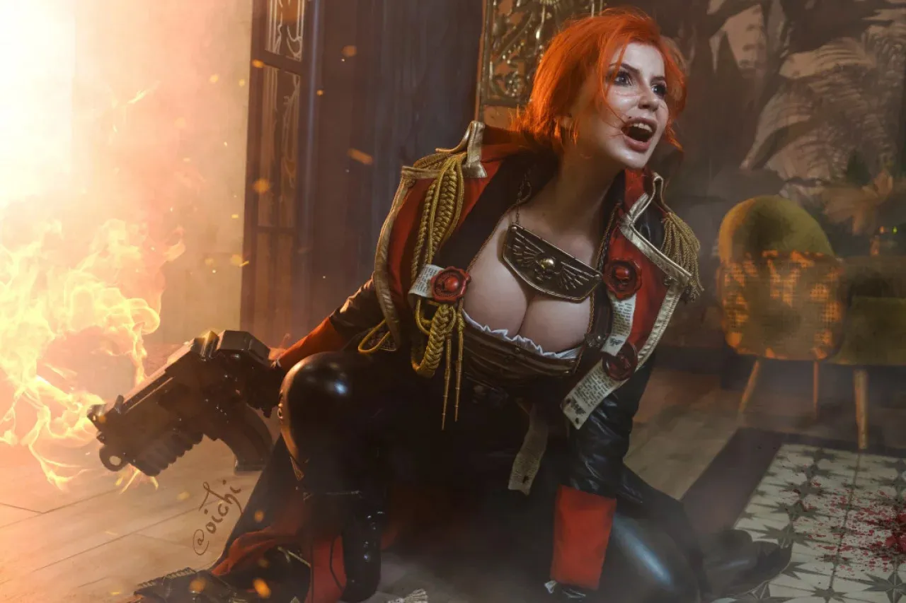 Bùng Nổ Với Cosplay Commissar Đầy Quyền Lực Của Oichi Trong Warhammer