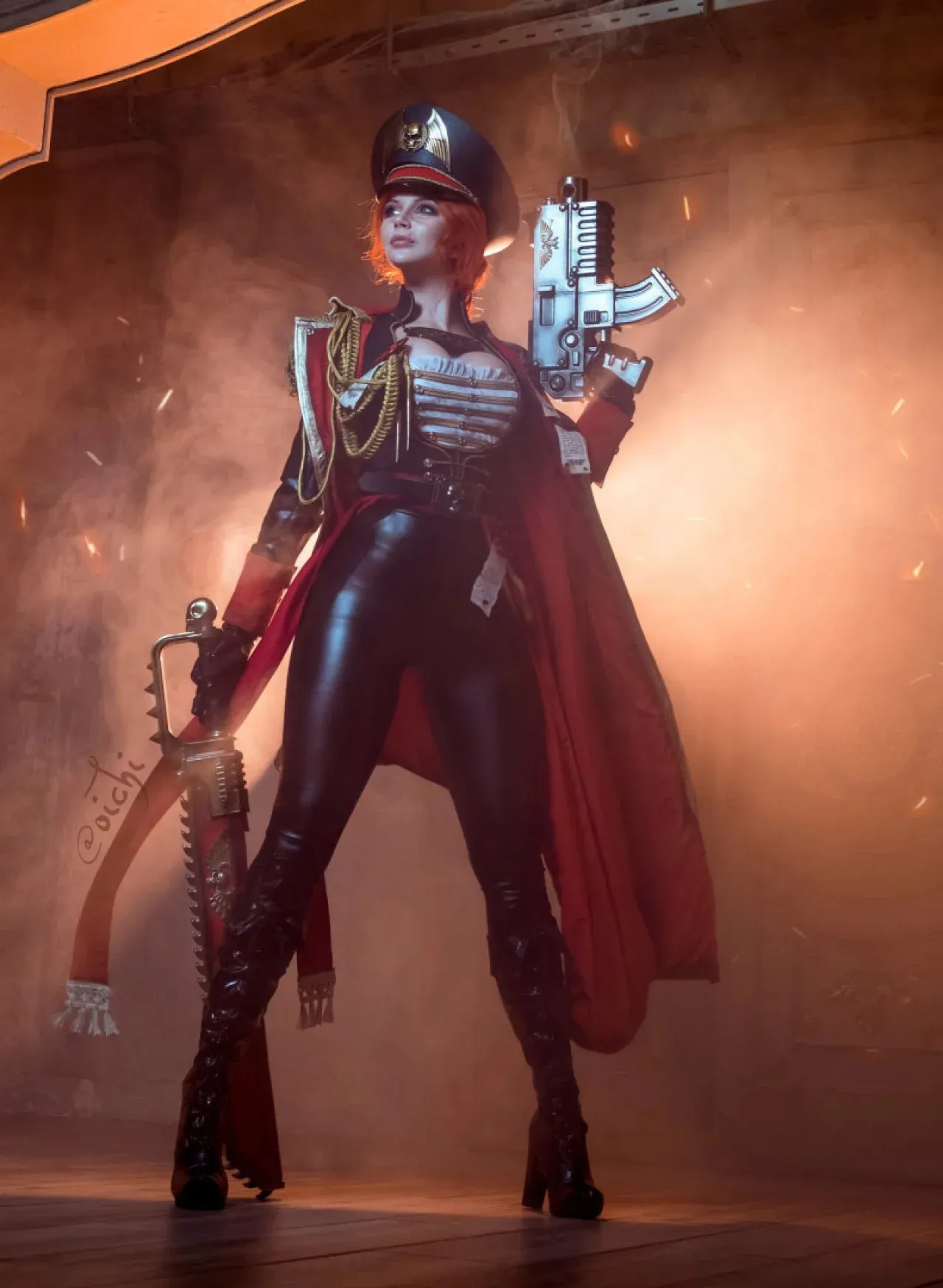Bùng Nổ Với Cosplay Commissar Đầy Quyền Lực Của Oichi Trong Warhammer