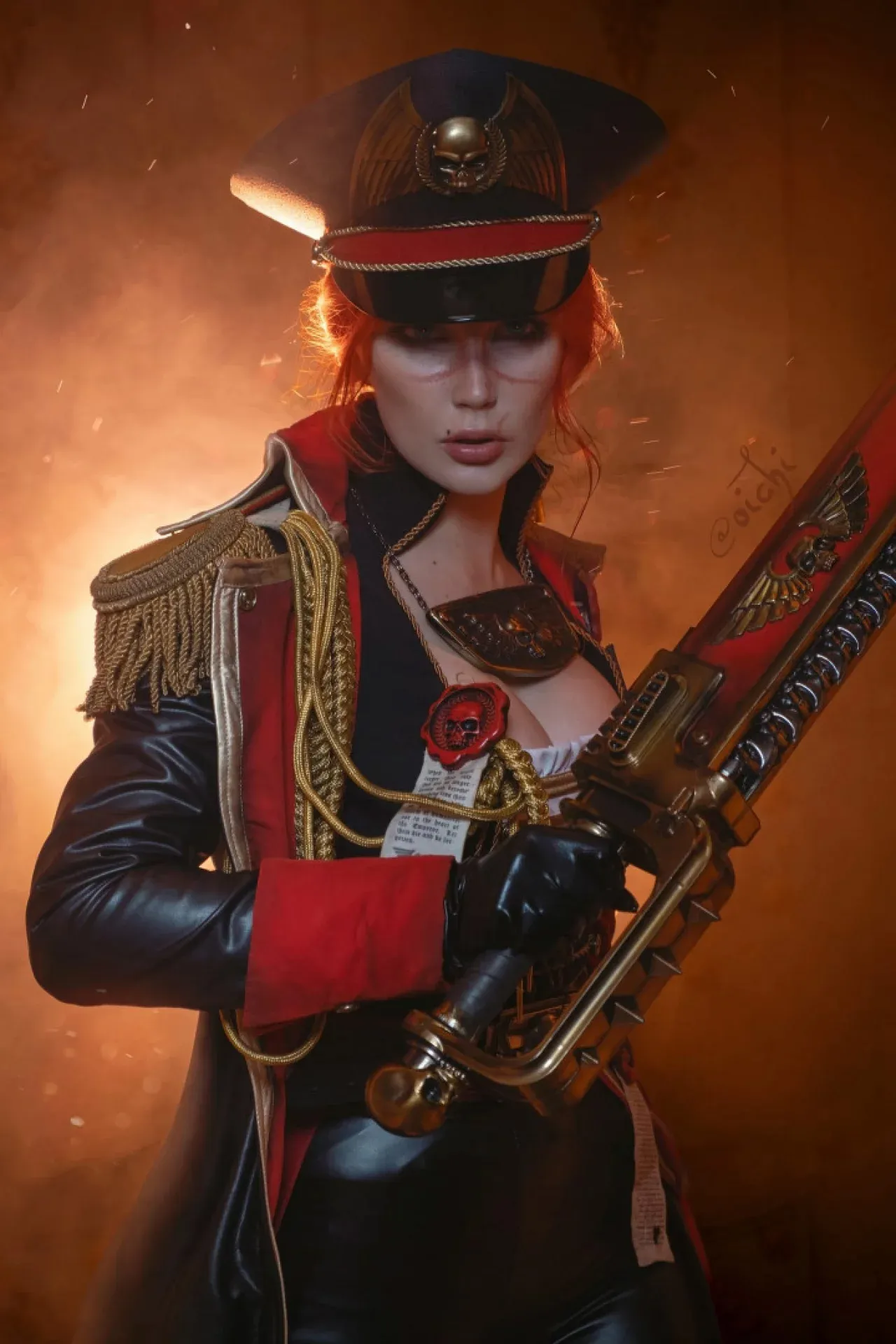 Bùng Nổ Với Cosplay Commissar Đầy Quyền Lực Của Oichi Trong Warhammer