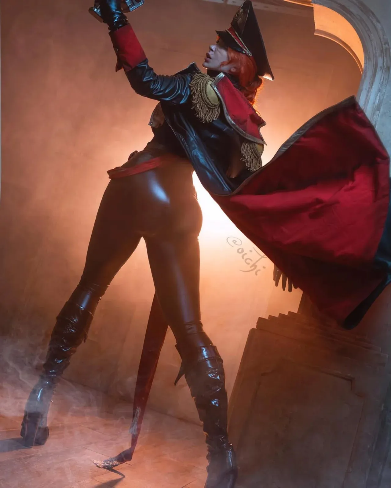 Bùng Nổ Với Cosplay Commissar Đầy Quyền Lực Của Oichi Trong Warhammer
